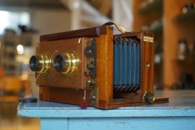 Wooden stereo camera marked Ivens, with Rodenstock lenses
