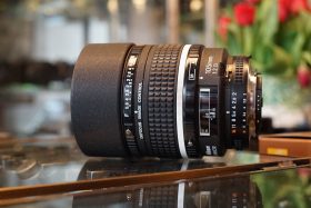 Nikon AF DC-Nikkor 105mm 1:2 D lens