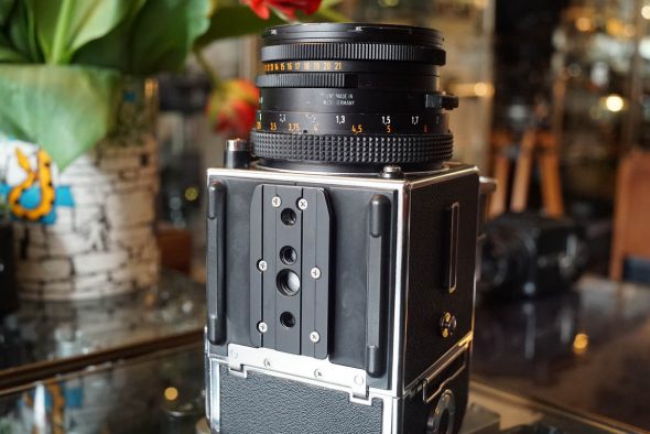 Hasselblad 501C/M kit + Zeiss 2.8 / 80mm Planar lens