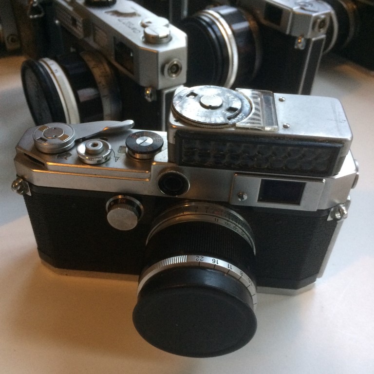 een grote collectie canon en leica meetzoeker camera's