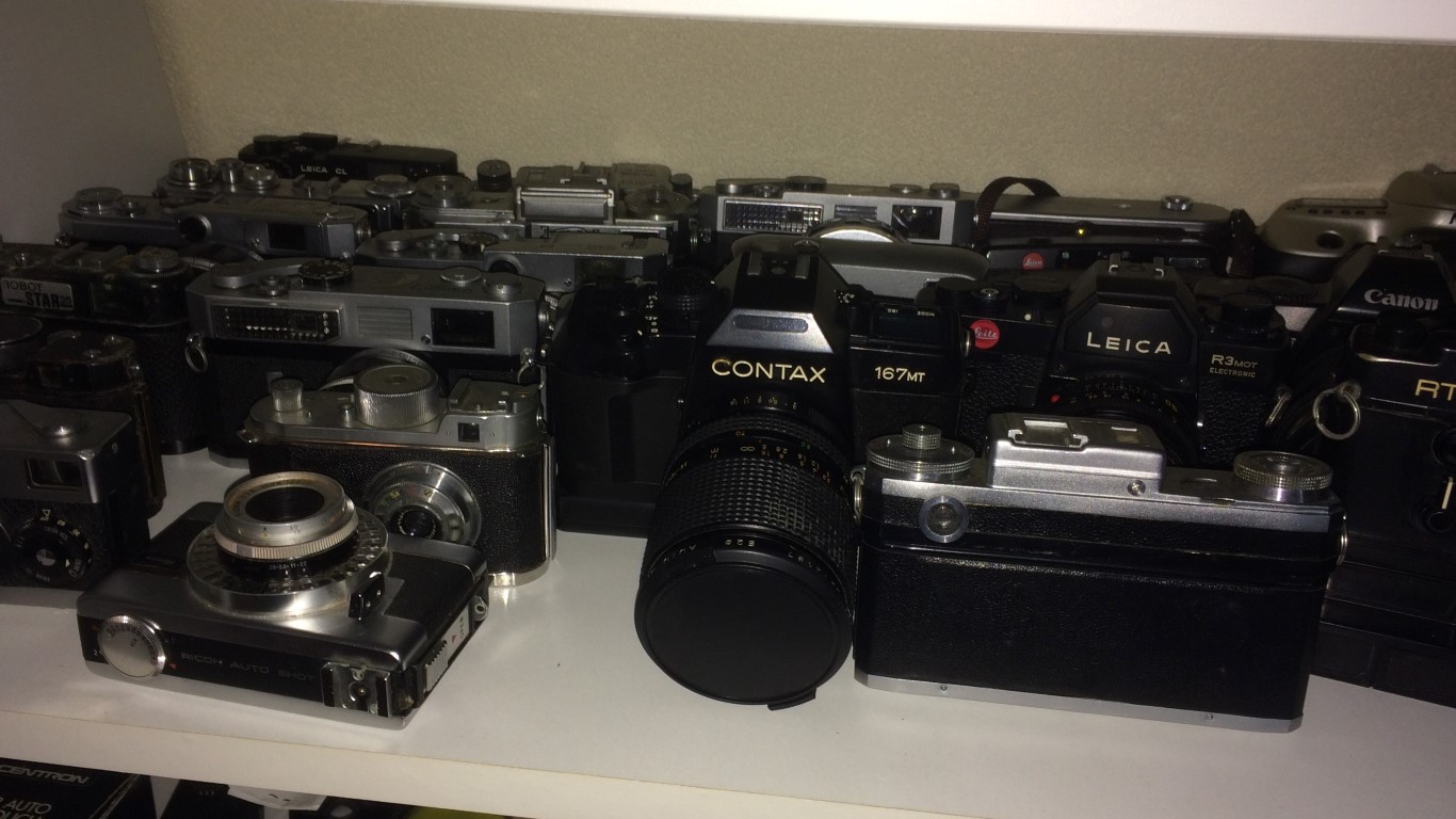 een grote collectie camera's