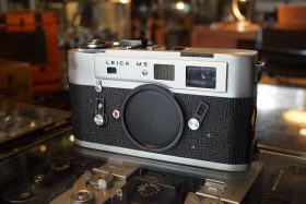 Leica M5 body, 3-lug