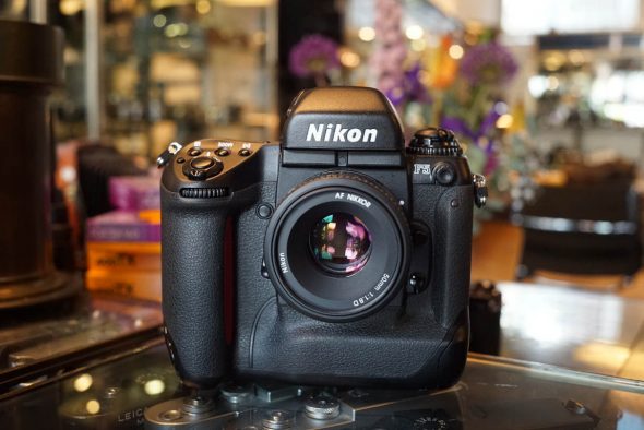 Nikon F5 kit + Nikkor 1.8 / 50mm D lens