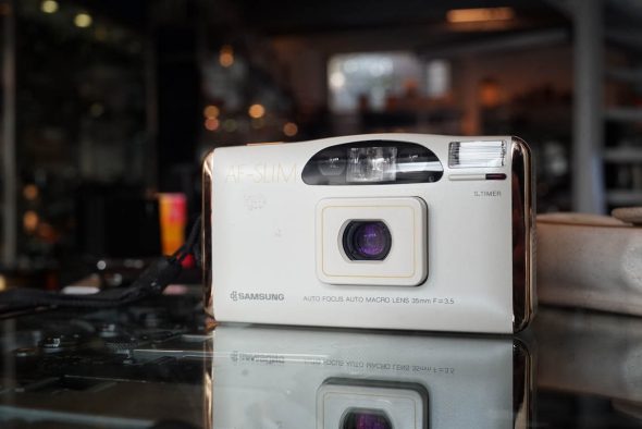 Samsung AF-Slim, White/Gold version. Compact camera