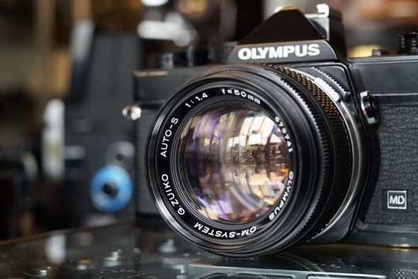 Olympus OM-1 black + OM Zuiko 1:1.4 / 50mm