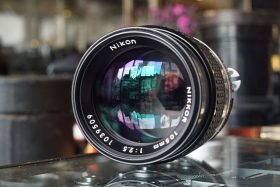 Nikon Nikkor 105mm 1:2.5 AIs lens, Boxed
