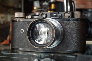 Een fraaie Leica II camera in zwart lak