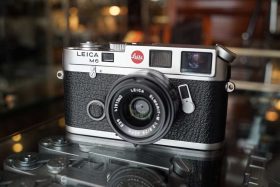 Een Leica M6 camera in chroom met een Leitz Elmarit-M 2.8 / 28mm objectief