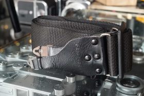 Hasselblad sturdy and wide carrying strap