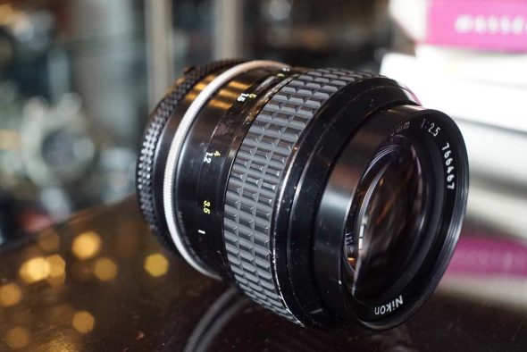 Nikon Nikkor 105mm F/2.5 AI lens