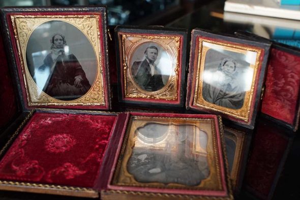 Lot of 4 antique pictures in frames