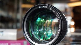 Nikon Nikkor 85mm F/1.4 AI-S + HN-20 metal hood