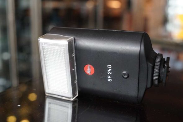 Leica SF240 flash