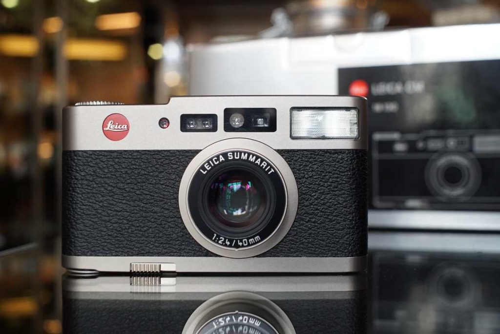 Leica CM zoom point and shoot with case