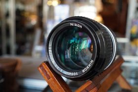 Nikon Nikkor 105mm F/2.5 AI + HS-8 lenshood