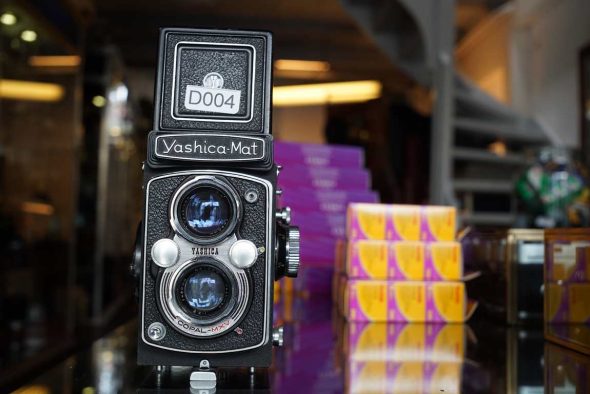 Yashica-Mat TLR camera with 80mm F/3.5 lenses, OUTLET