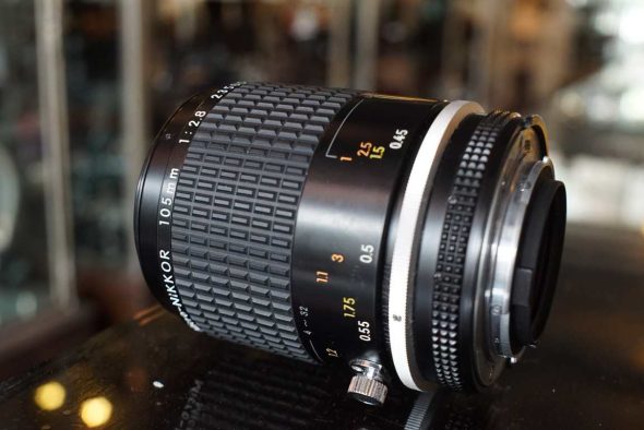 Nikon Micro-Nikkor 105mm F/2.8 AI-S lens