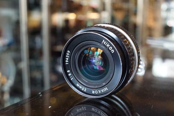 Nikon Nikkor 20mm F/3.5 AI + HK-6 lenshood