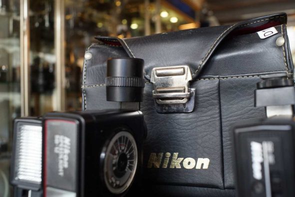 Lot of various vintage NIKON flashes in a leather Nikon bag