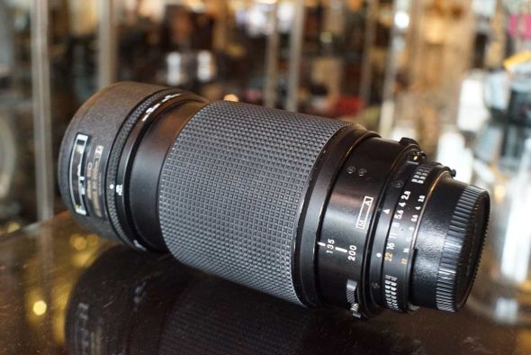 Nikon AF Nikkor 80-200mm F/2.8 ED lens (push-pull zoom)