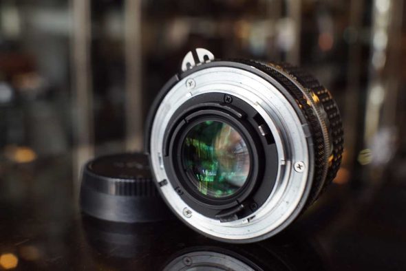 Nikon 24mm F/2 AI-S + HR-4 Lenshood