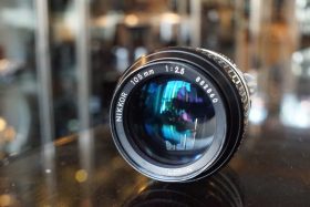Nikon Nikkor 105mm f/2.5 AI lens
