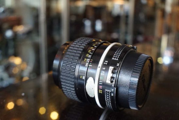 Nikon Nikkor 105mm f/2.5 AI lens