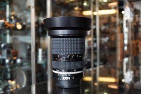 Nikon Zoom-Nikkor 35-70mm F/3.5 AI zoomlens + HK-4 metal lenshood