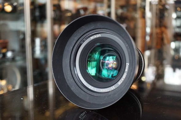 Nikon Zoom-Nikkor 35-70mm F/3.5 AI zoomlens + HK-4 metal lenshood