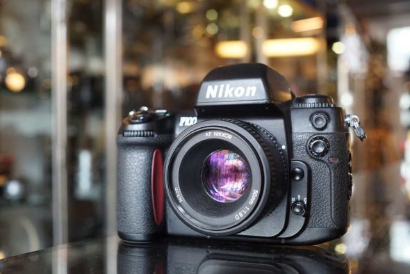 Nikon F100 + AF Nikkor 50mm f/1.8 D