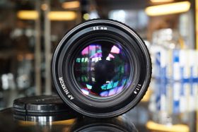 Nikon AF Nikkor 85mm F/1.8 lens