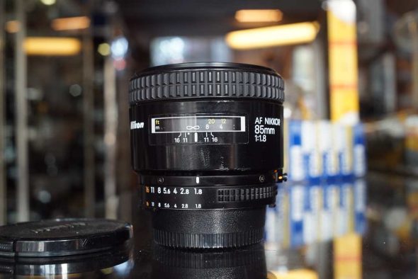 Nikon AF Nikkor 85mm F/1.8 lens