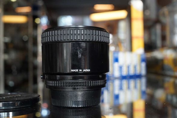 Nikon AF Nikkor 85mm F/1.8 lens