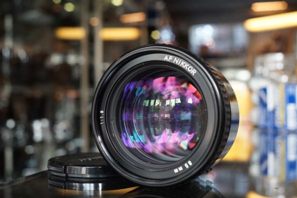 Nikon AF Nikkor 85mm F/1.8 lens