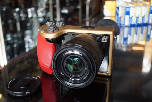 Hasselblad Lunar Limited Edition Gold/Red kit incl. 18-55mm kitlens and case