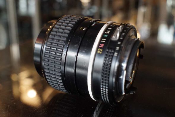 Nikon Nikkor 105mm F/2.5 AI lens