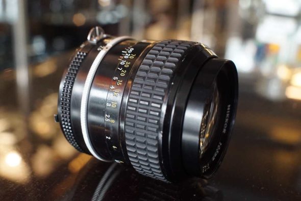 Nikon Nikkor 105mm F/2.5 AI lens