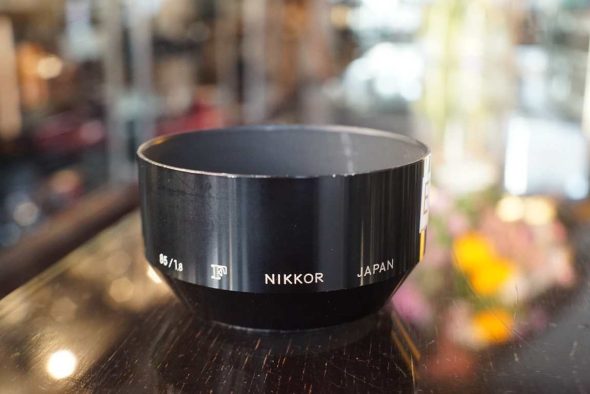 Nikon Metal screw in lenshood for 85mm F/1.8 lens