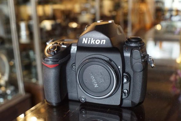 Nikon F6 body + MB-40 grip and pro battery kit