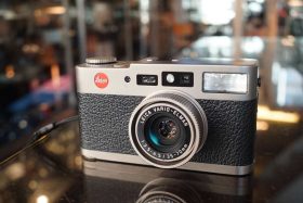 Leica CM zoom point and shoot with case