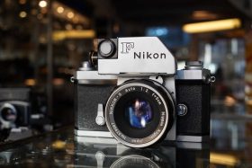 Nikon F Nippon Kogaku + Nikkor-S 1:2 / 5cm lens