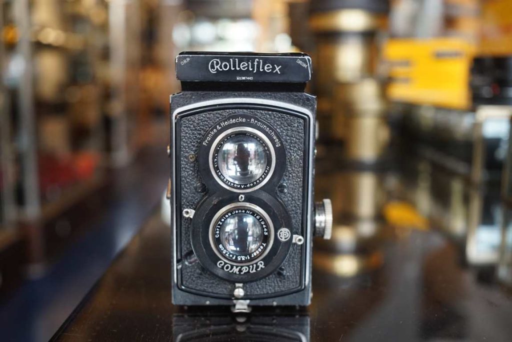 Very early Rolleiflex TLR. Collectors item. The shutter fires but is a bit too slow and sluggish in the slow speed range. Some brassing on edges and corners. Paint loss on viewfinder but for a camera of this age it is in very good condition. Lenses have a light haze inside, like often the case with these softer style glass optics. SN on front plate: 367443. Roughly 30s. No warranty due to it's near antique age