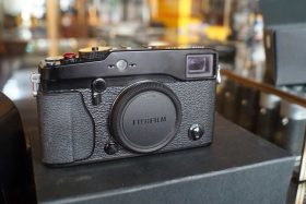 FujiFilm X-Pro1 body (like new) + Leather case & box