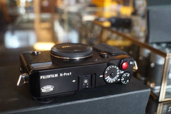 FujiFilm X-Pro1 body (like new) + Leather case & box