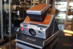 Polaroid SX-70 silver/brown camera in brown leather case