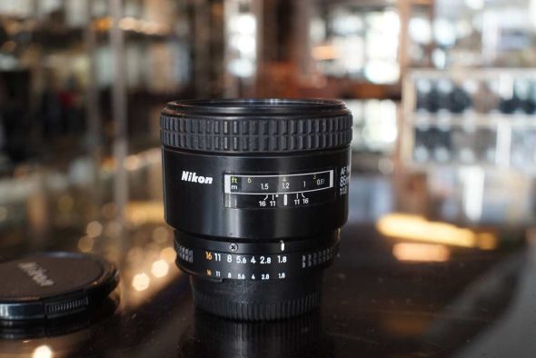 Nikon AF Nikkor 85mm F/1.8 lens