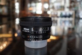 Nikon AF-Nikkor 20mm f/2.8 D + HB-4 hood, small issue