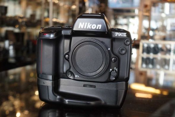 Nikon F90x body + MB-10 motordrive