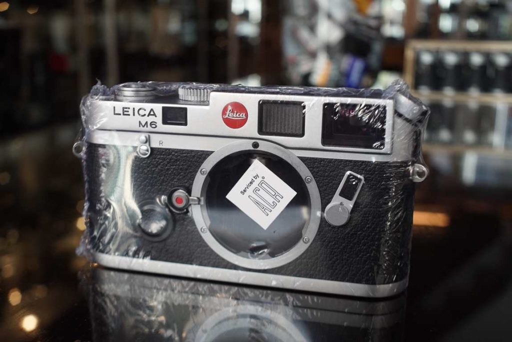 A beautiful condition chrome Leica M6 body which was fully overhauled and comes in the original clamshell case. The camera was serviced by ACR. Rangefinder, shutter speeds, light meter, all works perfect and like new again. Super clean finder with nice bright and sharp framelines. Cosmetics are very nice, some very light bubling effect on the topplate but not really of large or distracting manner. Very clean around.this item comes with a 6 month limited warranty