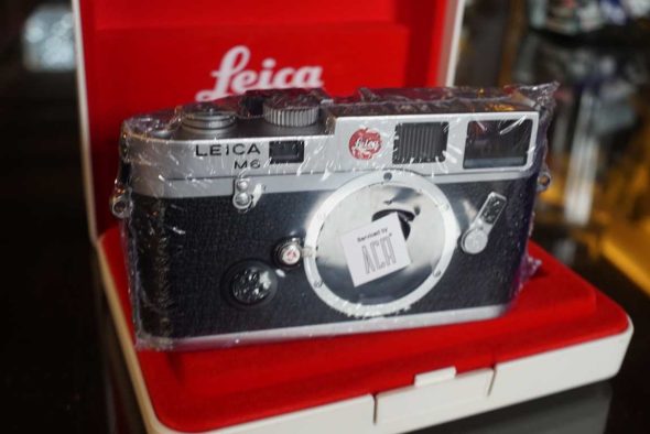 Leica M6 classic chrome body, cased and serviced